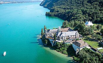 Lake Bourget in Savoie, France. Jacques Dillies@Unsplash