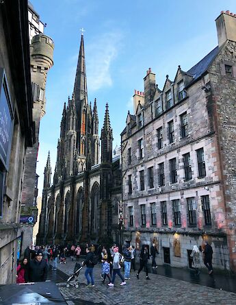 Streets of Edinburgh, Scotland. Aaron Russell@Unsplash