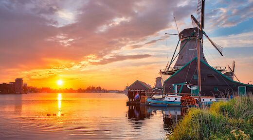 Sun setting behind windmills, Holland. Getty Images@Unsplash