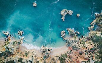 Camilo Beach, Lagos, Portugal. Claudio Schwartz@Unsplash
