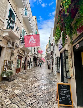 A charming alley in Monopoli. ©Heather