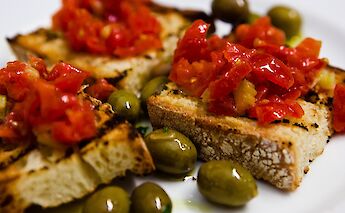 Bruschetta and olives! Caspar Diederik@Flickr