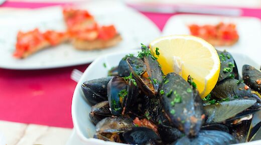 Mussel Dinner in Venice. Unsplash: Christopher Carson