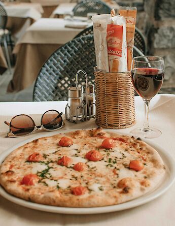 Pizza in Bellagio, Lake Como, Italy. Unsplash: Fallon Travels