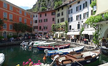 Porto di Limone sul Garda. Unsplash: Marco Ghirello