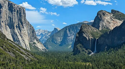 Blue skies over Yosemite National Park, California, USA. Unsplash@Indrajit Sinha