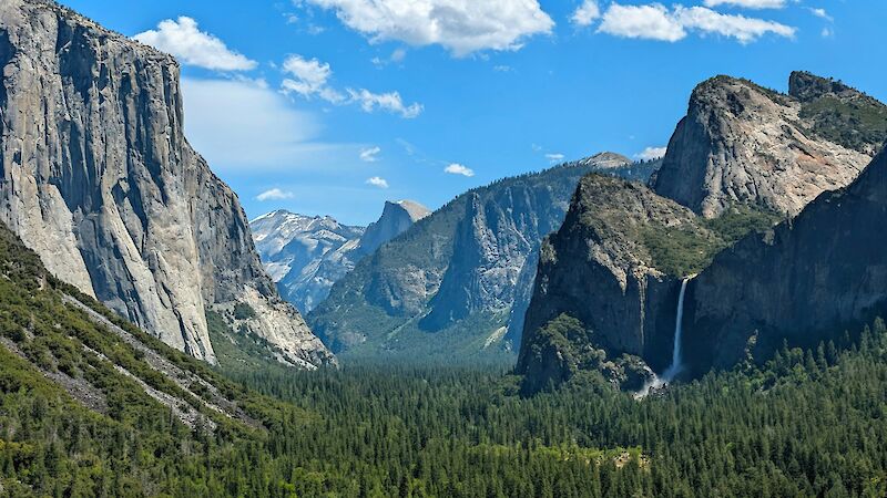 Blue skies over Yosemite National Park, California, USA. Unsplash@Indrajit Sinha