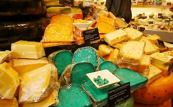 Cheese Market in Holland. DanielaPaolaAlchapar@unsplash