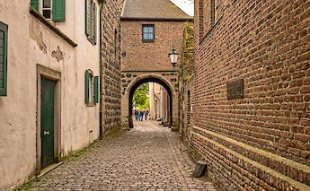 The streets of Zons in Germany. Günter Hentschel@Flickr