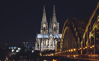 The Cologne Cathedral at night. Lucas Carl@Unsplash