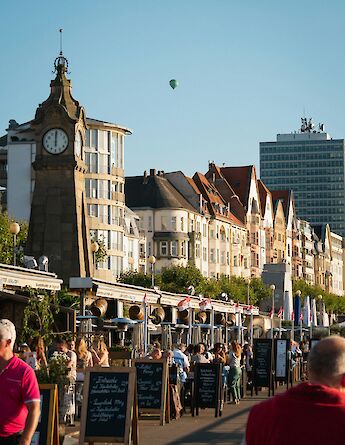 Bustling Düsseldorf. Nicolas Peyrol@Unsplash