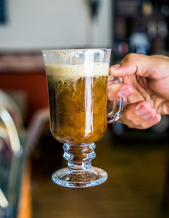 Irish Coffee made from a blend of hot coffee and Irish whiskey! Fábio Alves@unsplash