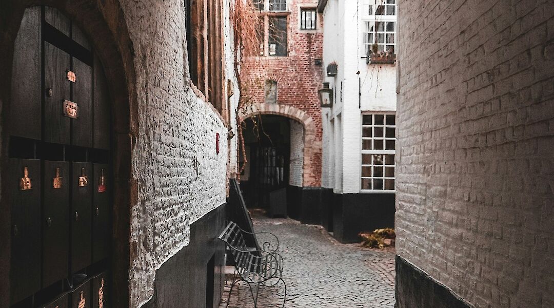A narrow street in Antwerp, Belgium. Jonas Jaeken@Unsplash