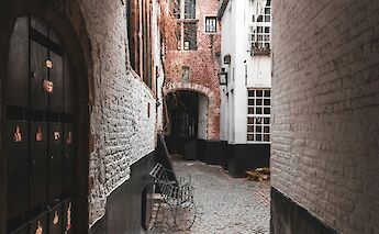 A narrow street in Antwerp, Belgium. Jonas Jaeken@Unsplash