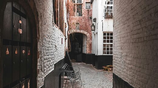 A narrow street in Antwerp, Belgium. Jonas Jaeken@Unsplash