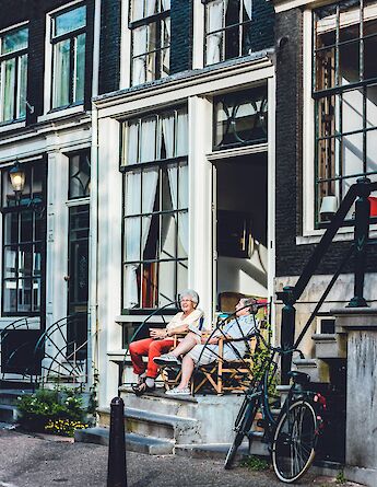 A couple Dutch ladies enjoying the afternoon. Laura Thonne@Unsplash