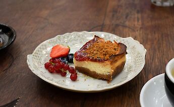 A yummy cheesecake in Antwerp. Lien Van Win@Unsplash