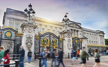Dusk at Buckingham Palace, London, England. Debbie Fan@Unsplash