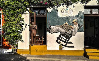 Cafe, Cartagena, Colombia. Simon Sun@Unsplash
