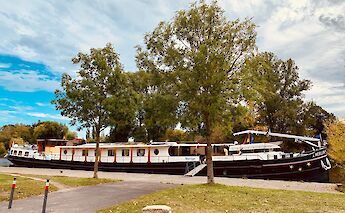 The Merlijn waiting for bikers on a canal. @TO