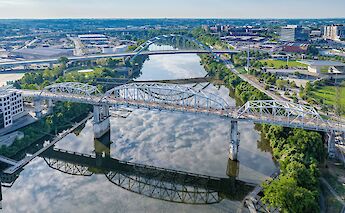 John Seigenthaler Pedestrian Bridge, Nashville, Tennessee, USA. Mike Gattorna@Unsplash