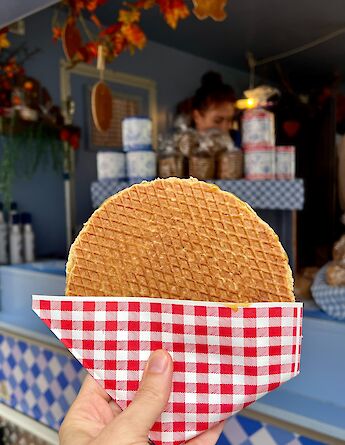 The classic Dutch stroopwafel! Thin waffle cookies with caramel syrup filling.