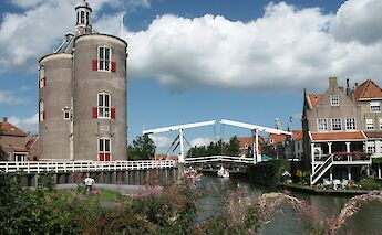 The Drommedaris in Enkhuizen, built in 1540, served as a defensive tower at the entrance of the town’s harbor. to-BBT