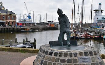 This statue in Harlingen honors the harbor workers essential role in the harbor's economy. to-BBT