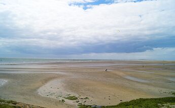 The north side of Terschelling has flat cycling paths along the Wadden Sea, with tidal flats and wildlife views. to-BBT