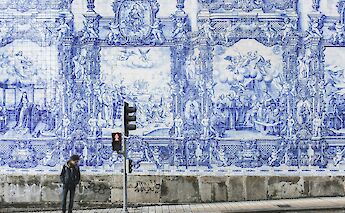 Blue and white tiles in Porto, Portugal bike tours. Dominik Kuhn@Unsplash