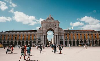 Praça do Comércio, Lisbon, Portugal bike tours. Claudio Schwartz@Unsplash