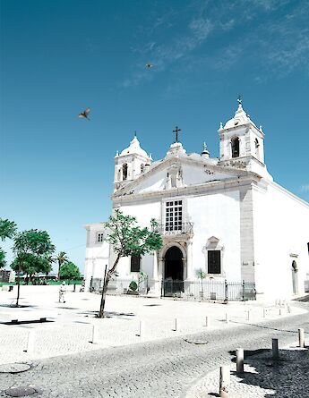 White church in the Algarve, Portugal bike tours. Jojo Franke@Unsplash
