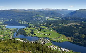A river running through a valley, Voss, Norway. Barnabas Davoti@Unsplash