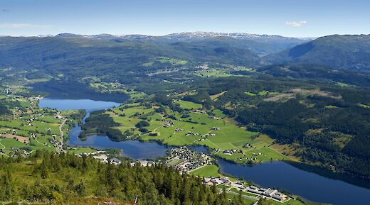 A river running through a valley, Voss, Norway. Barnabas Davoti@Unsplash