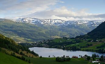 Lake and snow-capped mountains in Voss, Norway. Barnabas Davoti@Unsplash