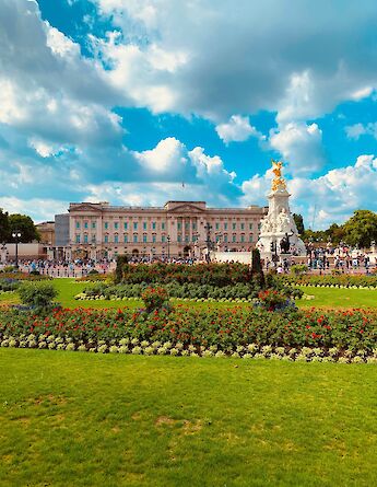 Blue skies over Buckingham Palace, London, England. Neil Cartwright@Unsplash