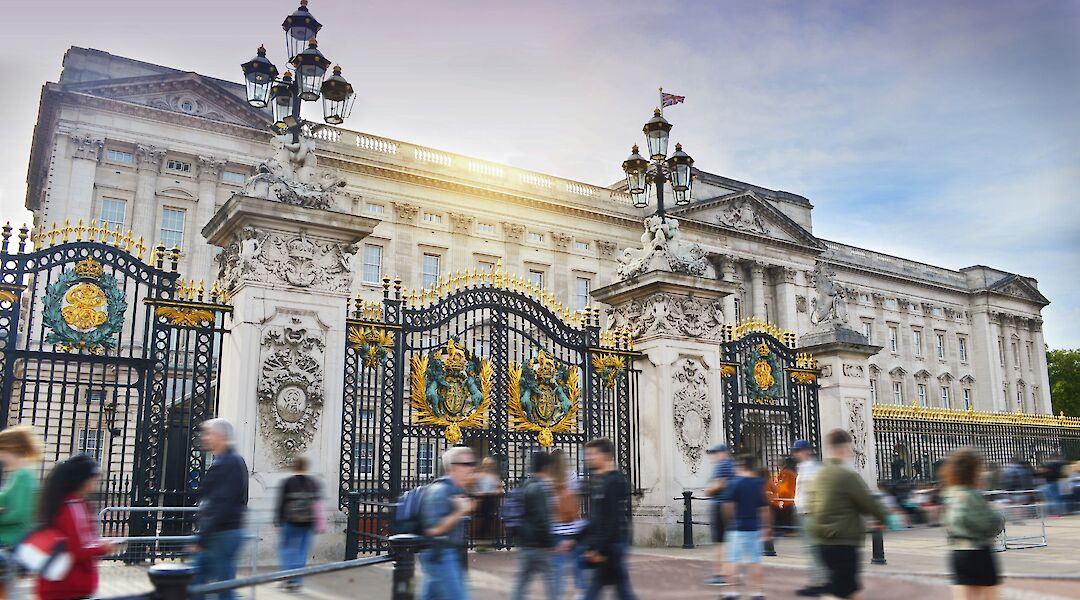Dusk at Buckingham Palace, London, England. Debbie Fan@Unsplash