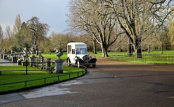 Old-fashioned car in Hyde Park, London, England. Baron@Unsplash