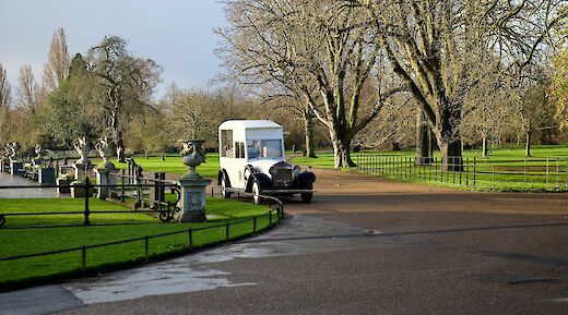 Old-fashioned car in Hyde Park, London, England. Baron@Unsplash