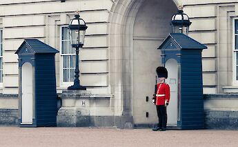A uniformed guard standing outside Buckingham Palace, London, England. Patrick Robert Doyle@Unsplash