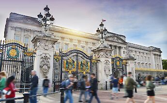 Blurred crowds outside Buckingham Palace, London, England. Debbie Fan@Unsplash