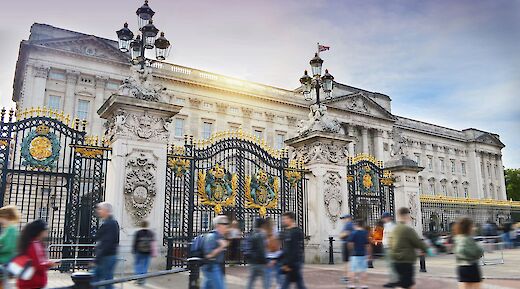 Blurred crowds outside Buckingham Palace, London, England. Debbie Fan@Unsplash
