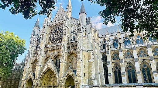 Entrance to Westminster Abbey, London, England. Ian Branch@Unsplash