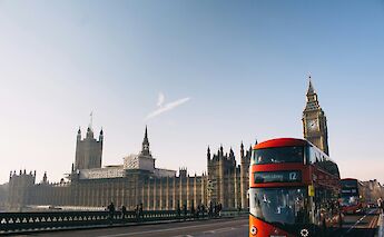 Double decker bus crossing Tower Bridge, London, England. Aron van de Pol@Unsplash