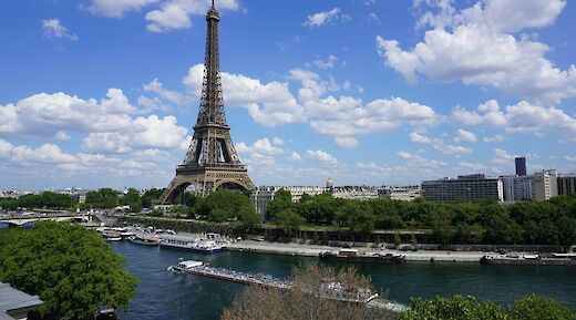 A boat cruising along the river Seine, Paris, France. Jenny Frost@Unsplash