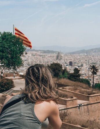 Looking at the view of Barcelona from Montjuic Hill, Spain. Yoav Aziz@Unsplash