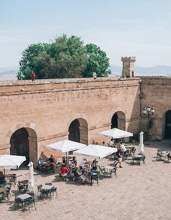 Outdoor dining on Montjuic Hill, Barcelona. Yoav Aziz@Unsplash