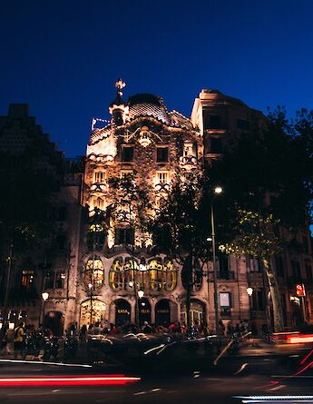Casa Battlo at night, Barcelona. Theodor Vasile@Unsplash
