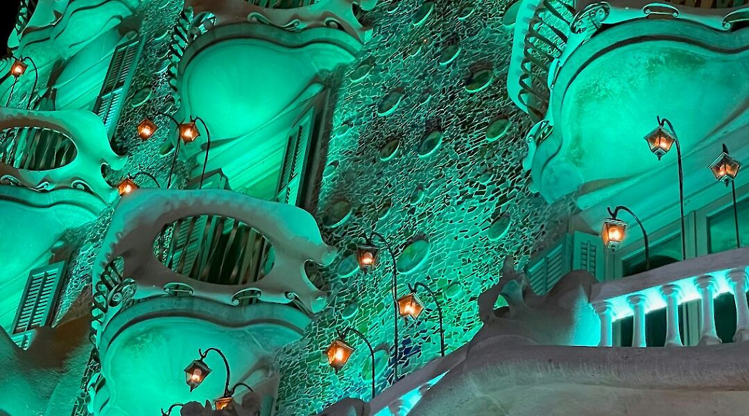 Casa Battlo illuminated, Barcelona.Igor Ferreira@Unsplash