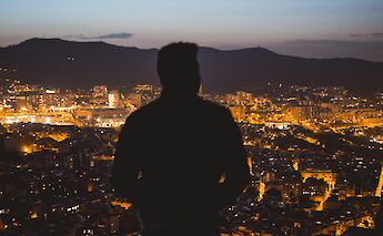 Looking out over Barcelona at night, Spain. Wyrona@Unsplash